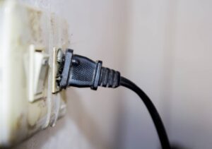 6 dấu hiệu cảnh báo sự cố điện trong nhà cần khắc phục ngay lập tức